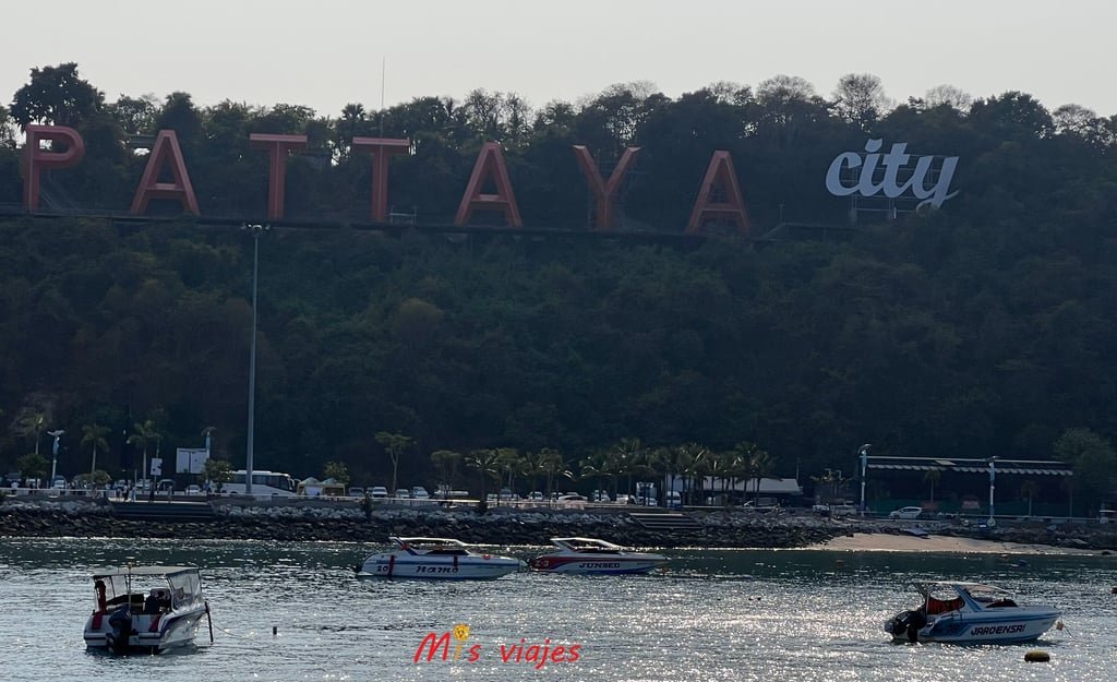 Ko Lan: La Isla Escondida de Tailandia Panorámica del Puerto de Pattaya, en la costa Este de Tailandia