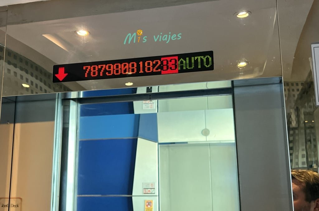 Interior del ascensor de alta velocidad deteniéndose en la planta 83