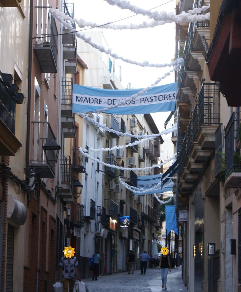 Jaén: Capital del Santo Reino C/Teodoro Calvache engalanada para la celebración de la Divina Pastora