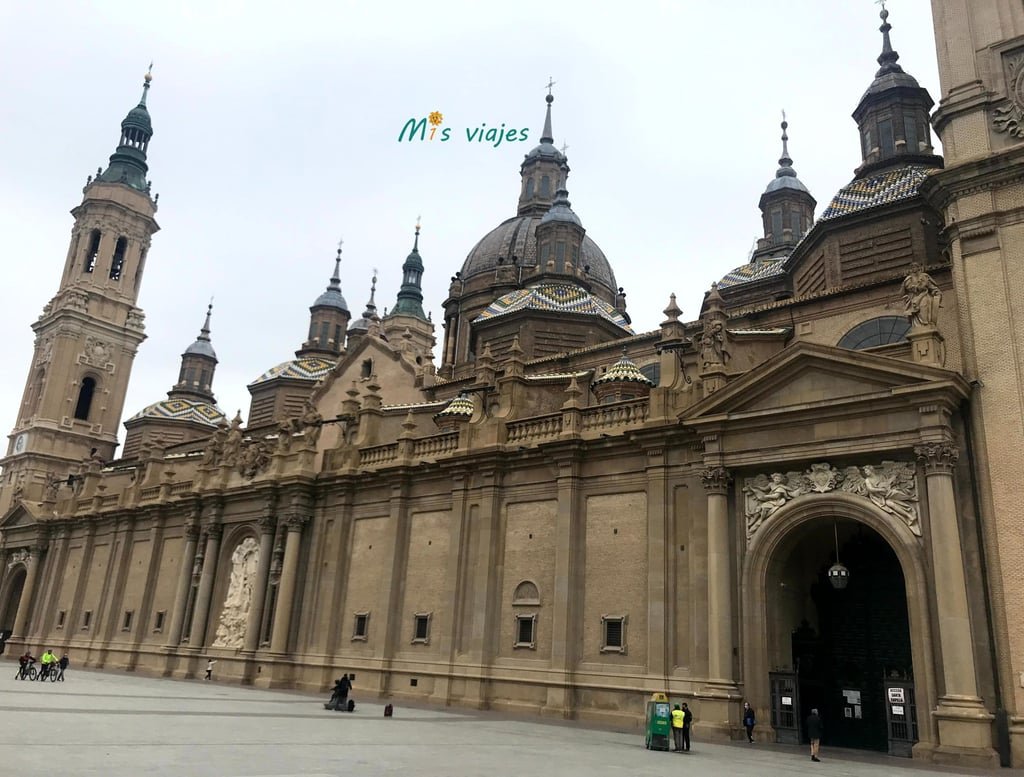 Fachada de la Basílica del Pilar en Zaragoza