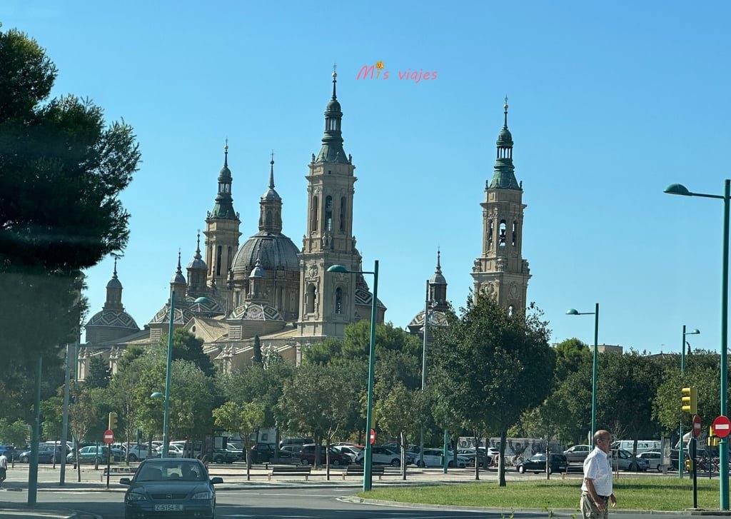 Bella panorámica de la Basílica del Pilar