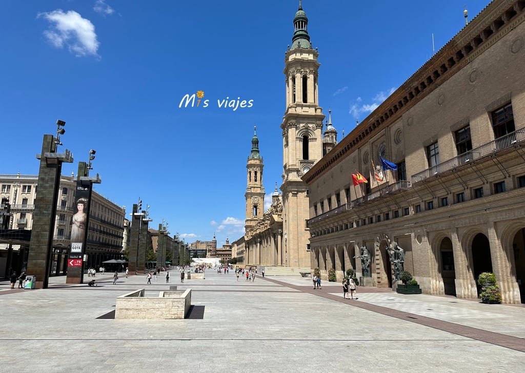 Plaza del Pilar con la bella imagen de la Basílica y en primer plano el Ayuntamiento