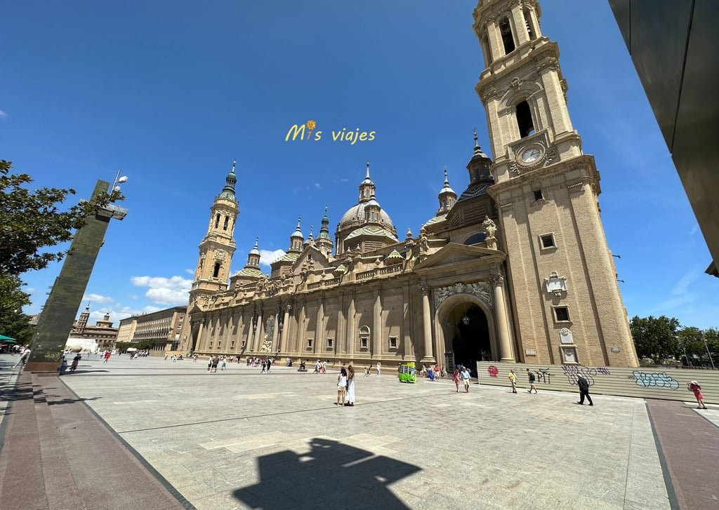 Bella panorámica de la Plaza y la Basílica del Pilar