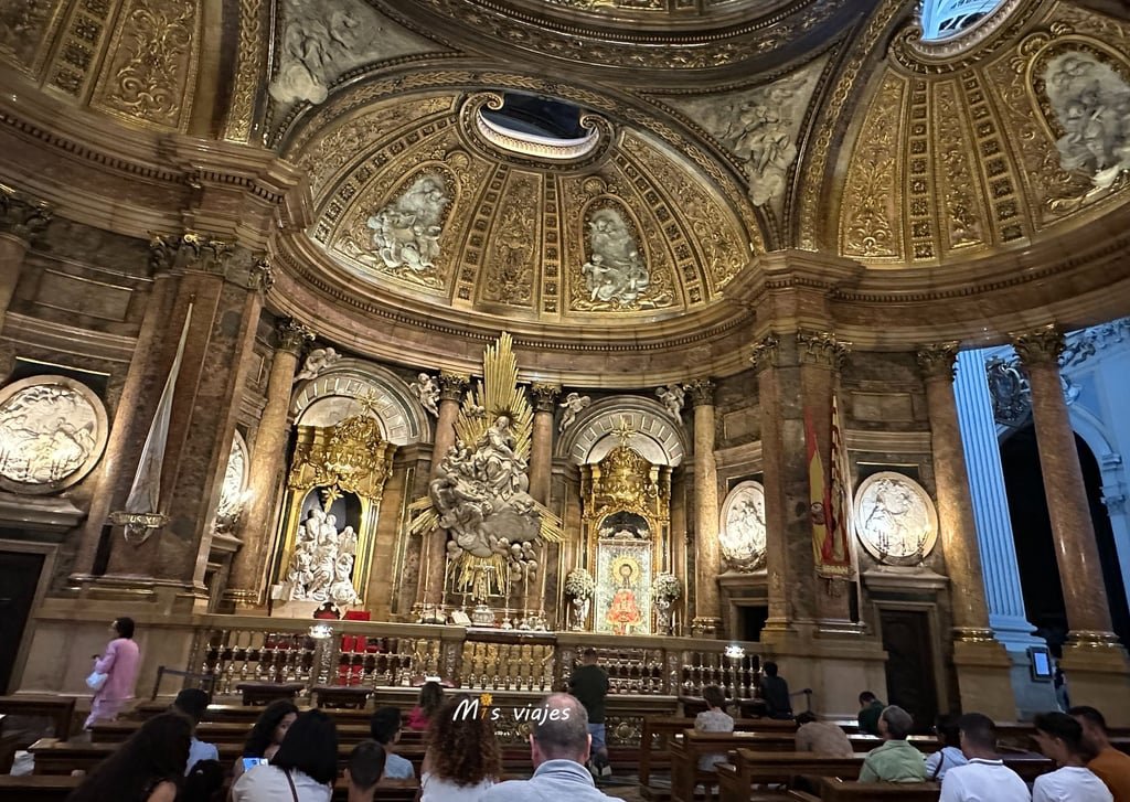 Panorámica del Altar Mayor con la Virgen del Pilar y su piedra del Pilar