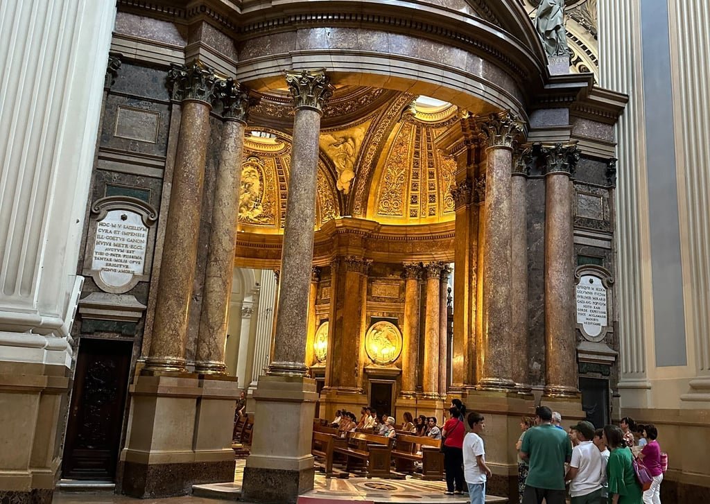 Interior de la Basílica del Pilar en Zaragoza
