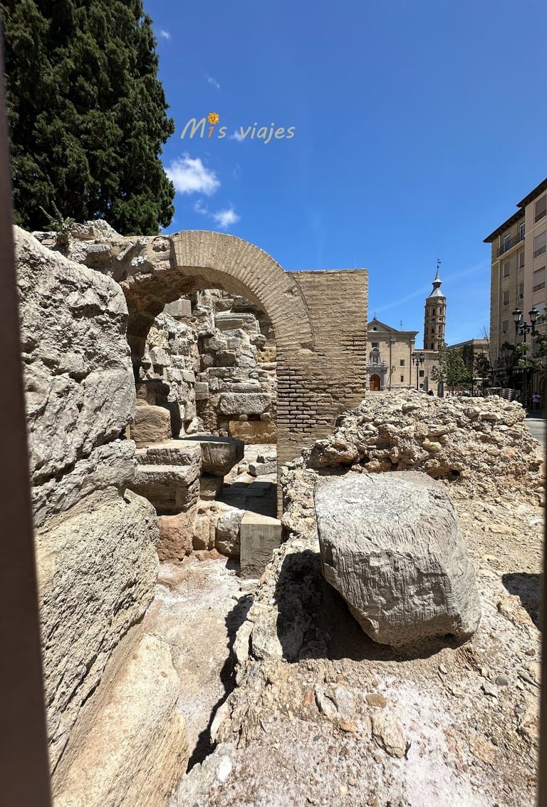 Fragmentos de la muralla medieval en el centro de Zaragoza