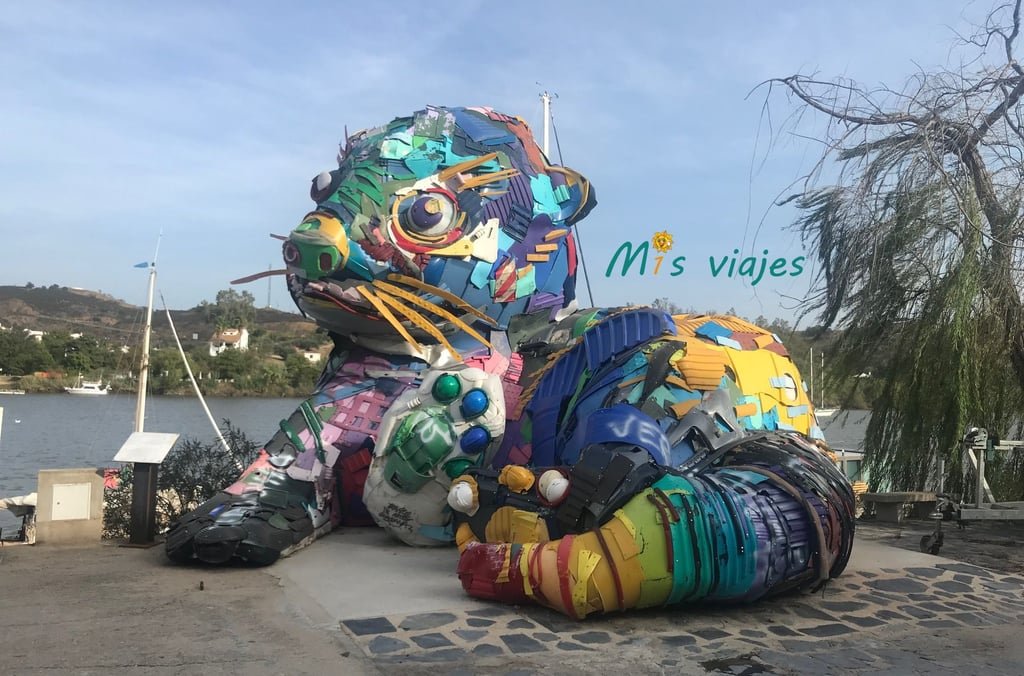 Escultura con material reciclado.