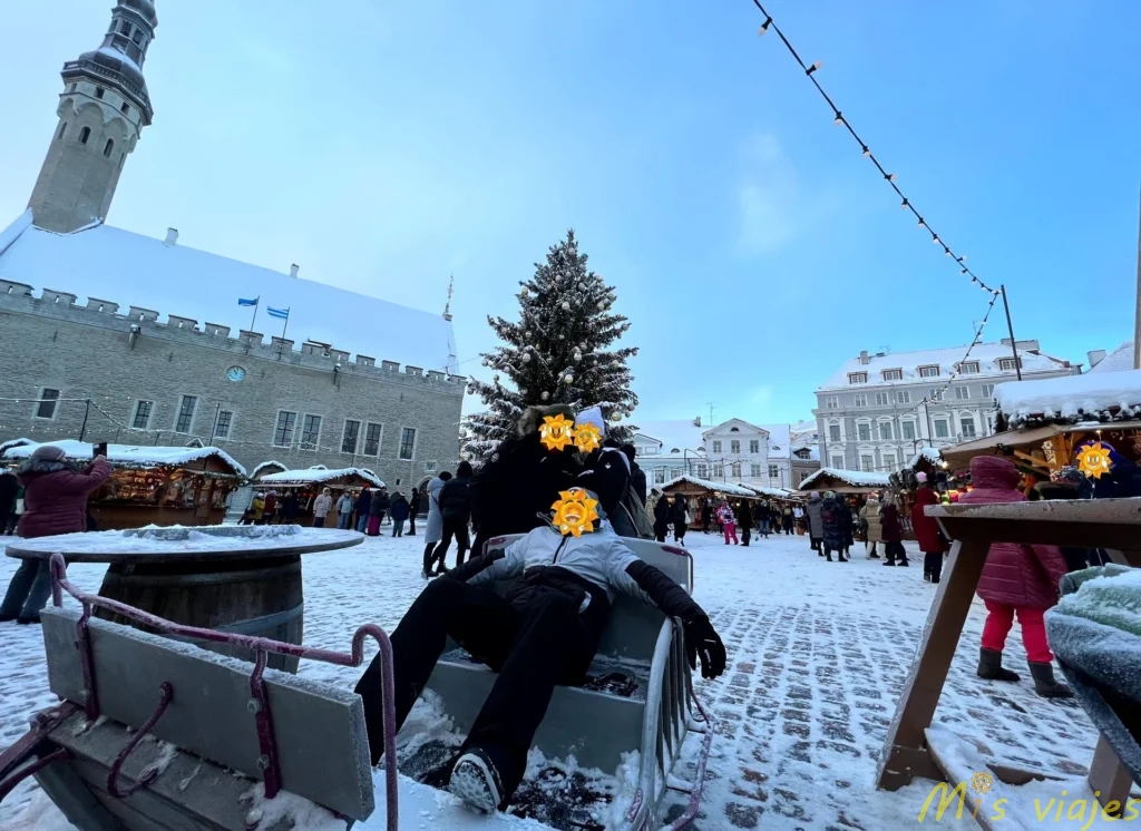 Tallin-Estonia Raekoja plats con el Ayuntamiento de fondo.