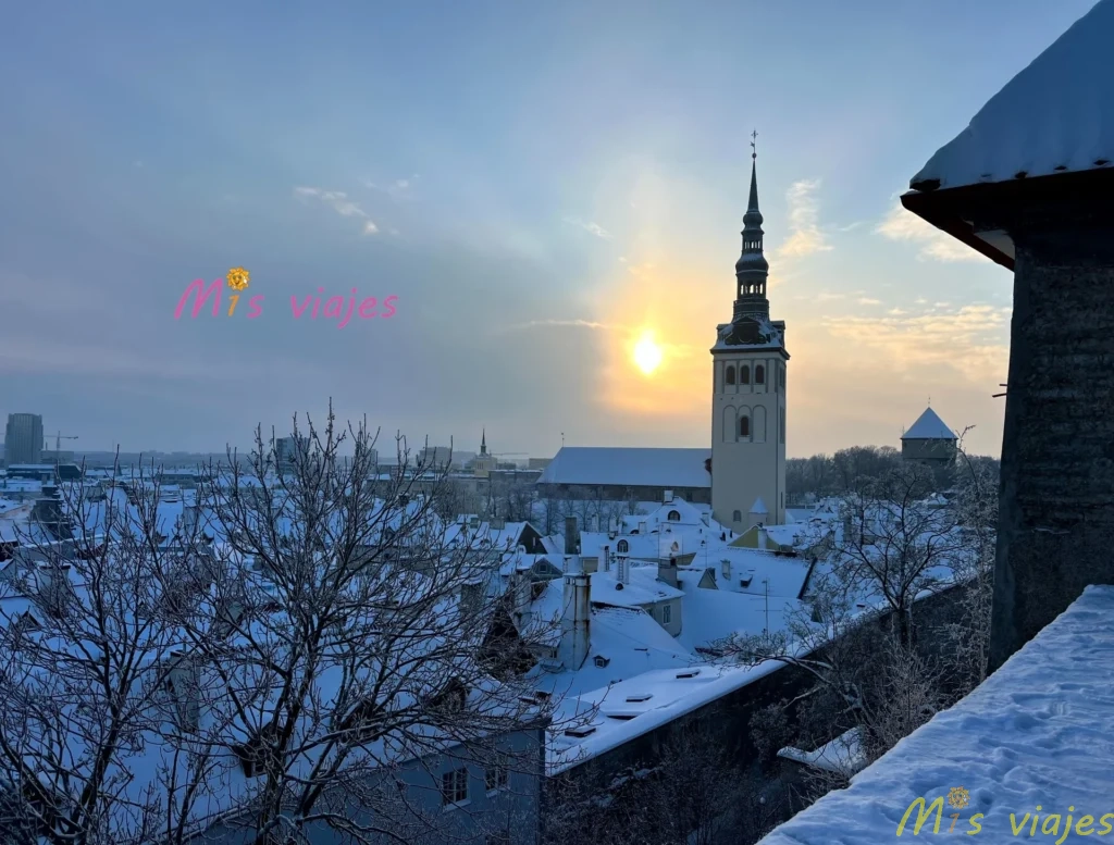 Tallin-Estonia Panorámica de Tallin desde el mirador Kohtuotsa
