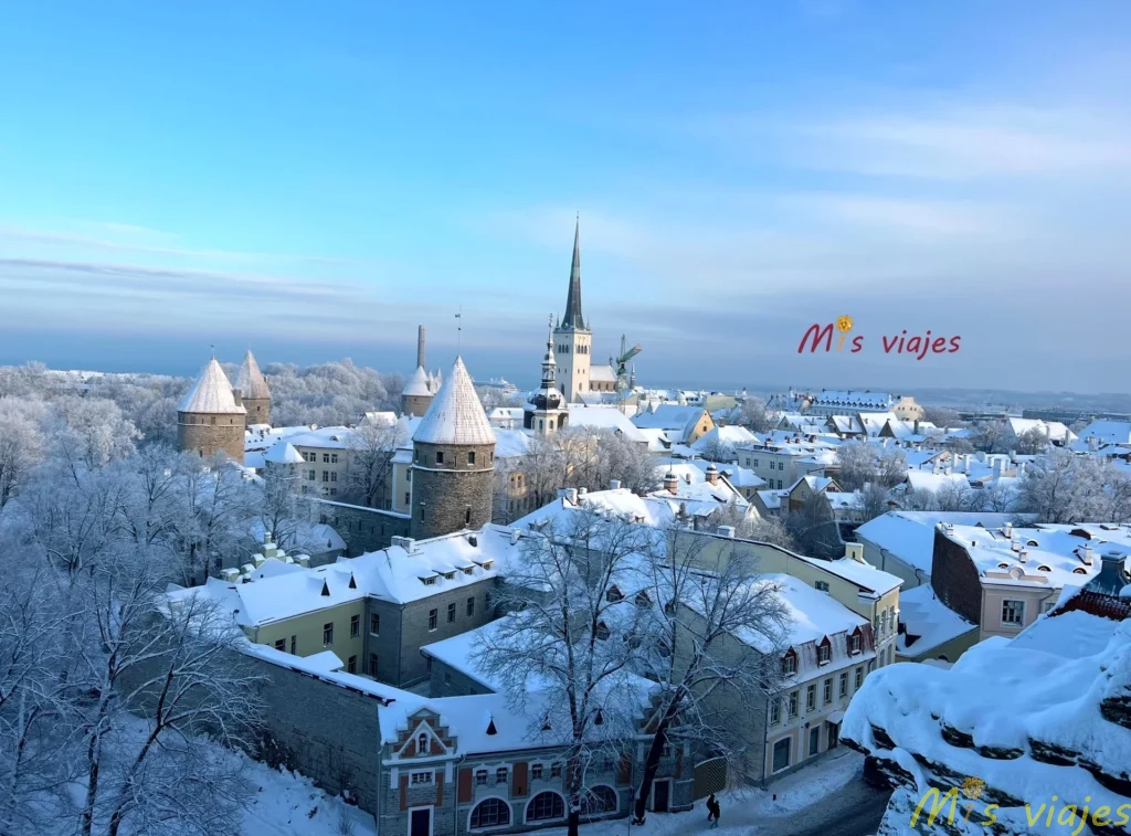 Tallin-Estonia Panorámica de Tallin desde el mirador Kohtuotsa