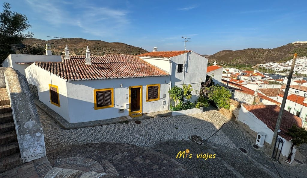 Panorámica de la escalinata barroca junto a una cuidada casa Algarviana.