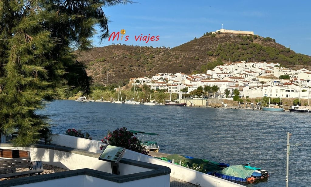 Panorámica del río Guadiana y de San Lúcar de Guadiana (España)