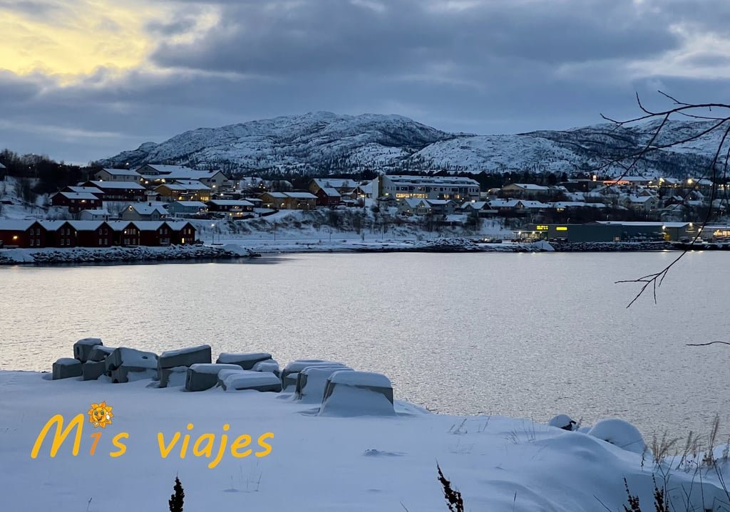 Panorámica del Fiordo de Alta con sus casitas nevadas, fotografía tomada desde Strandveien