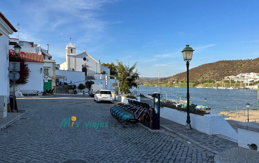 Vista de la Iglesia Matriz de São Salvador de Alcoutim y de la estación de bicicletas eléctricas  