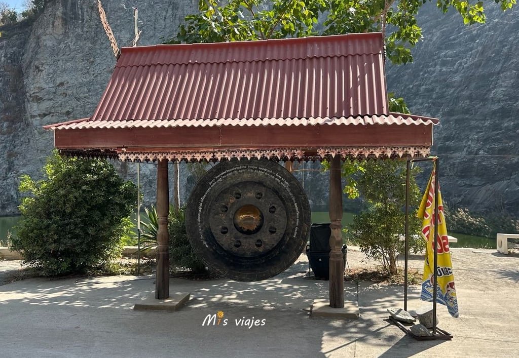 Wat Khao Tham Thiam: El Imponente Buda de U-Thong y su Paz Espiritual Gong gigante con el propósito de armonía y paz