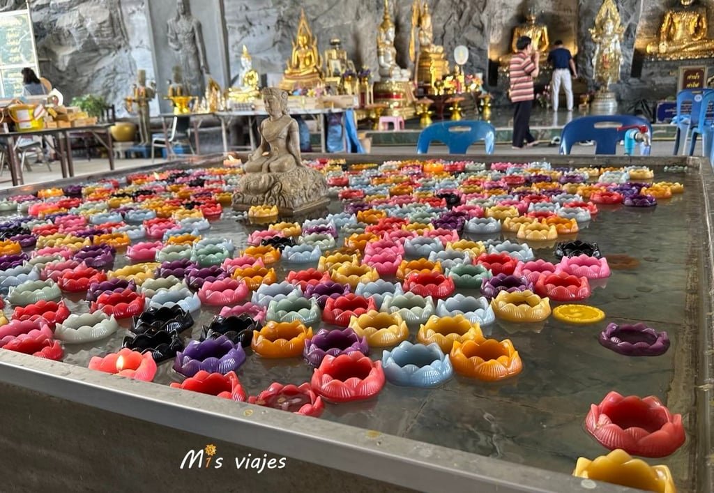 Wat Khao Tham Thiam: El Imponente Buda de U-Thong y su Paz Espiritual Velas flotantes de colores en la Cueva Santa