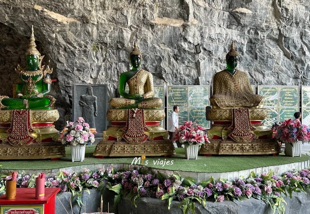 Wat Khao Tham Thiam: El Imponente Buda de U-Thong y su Paz Espiritual Figuras en cristal verde vestidos con la corona tailandesa tradicional