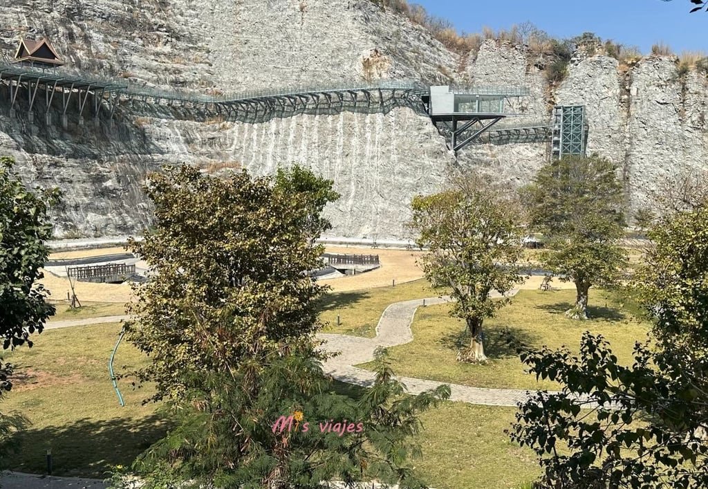 Wat Khao Tham Thiam: El Imponente Buda de U-Thong y su Paz Espiritual Panorámica del Skywalk en construcción