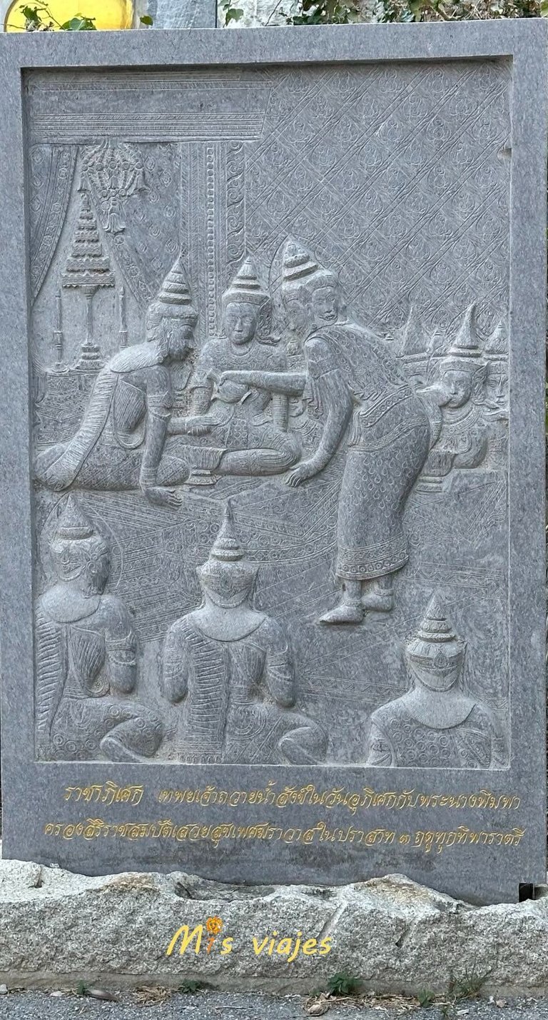 Wat Khao Tham Thiam: El Imponente Buda de U-Thong y su Paz Espiritual Paneles tallados con las vivencias de Buda