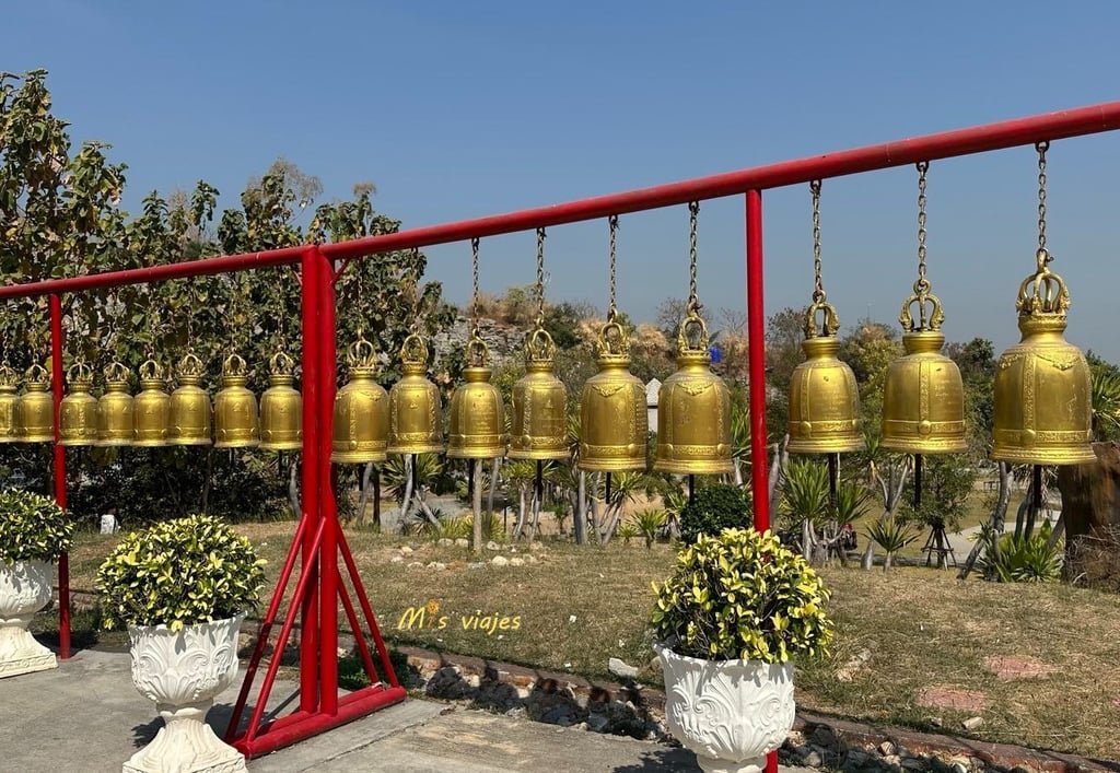 Wat Khao Tham Thiam: El Imponente Buda de U-Thong y su Paz Espiritual Las campanas del Wat Khao Tham Thiam