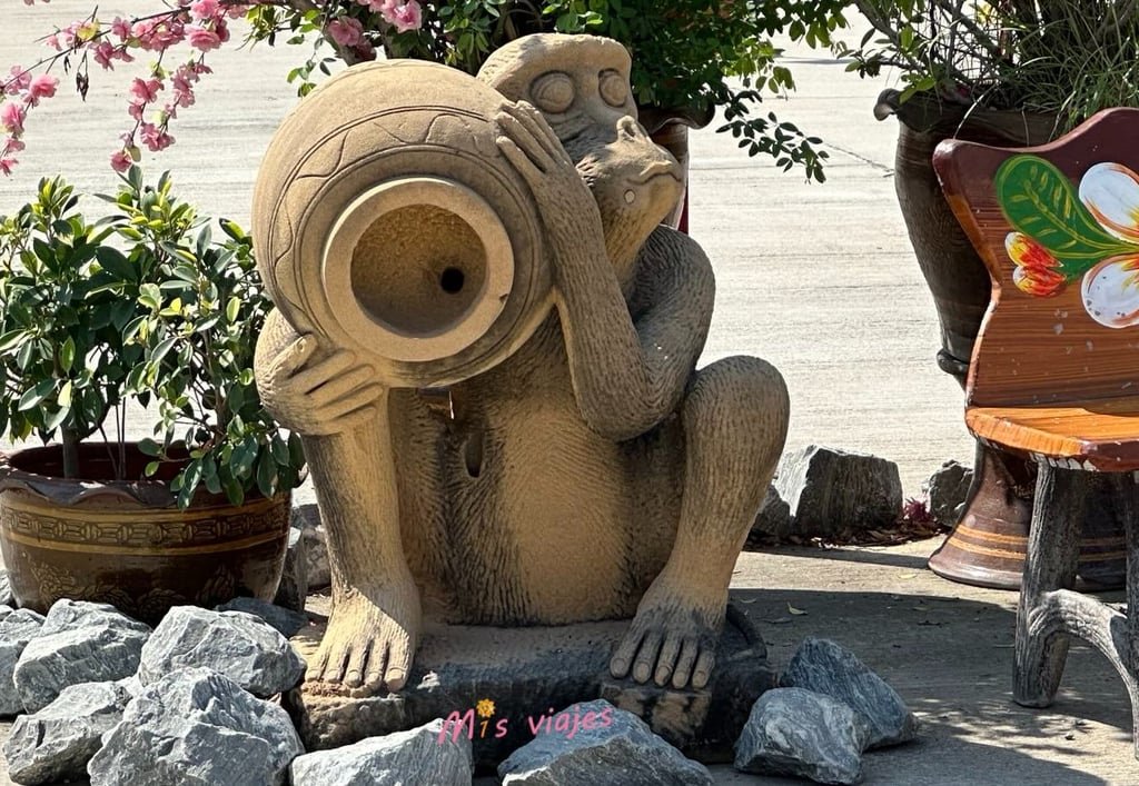Wat Khao Tham Thiam: El Imponente Buda de U-Thong y su Paz Espiritual Los monos son una pieza importante en el Budismo