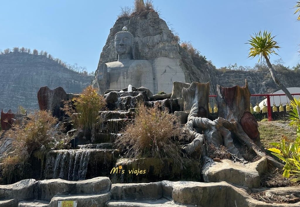 Wat Khao Tham Thiam: El Imponente Buda de U-Thong y su Paz Espiritual Bella panorámica del What Khao Tham Thiam tallado en la roca