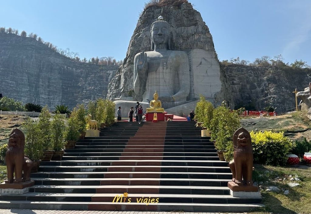 Wat Khao Tham Thiam: El Imponente Buda de U-Thong y su Paz Espiritual Bella panorámica del Wat Khao Tham Thiam