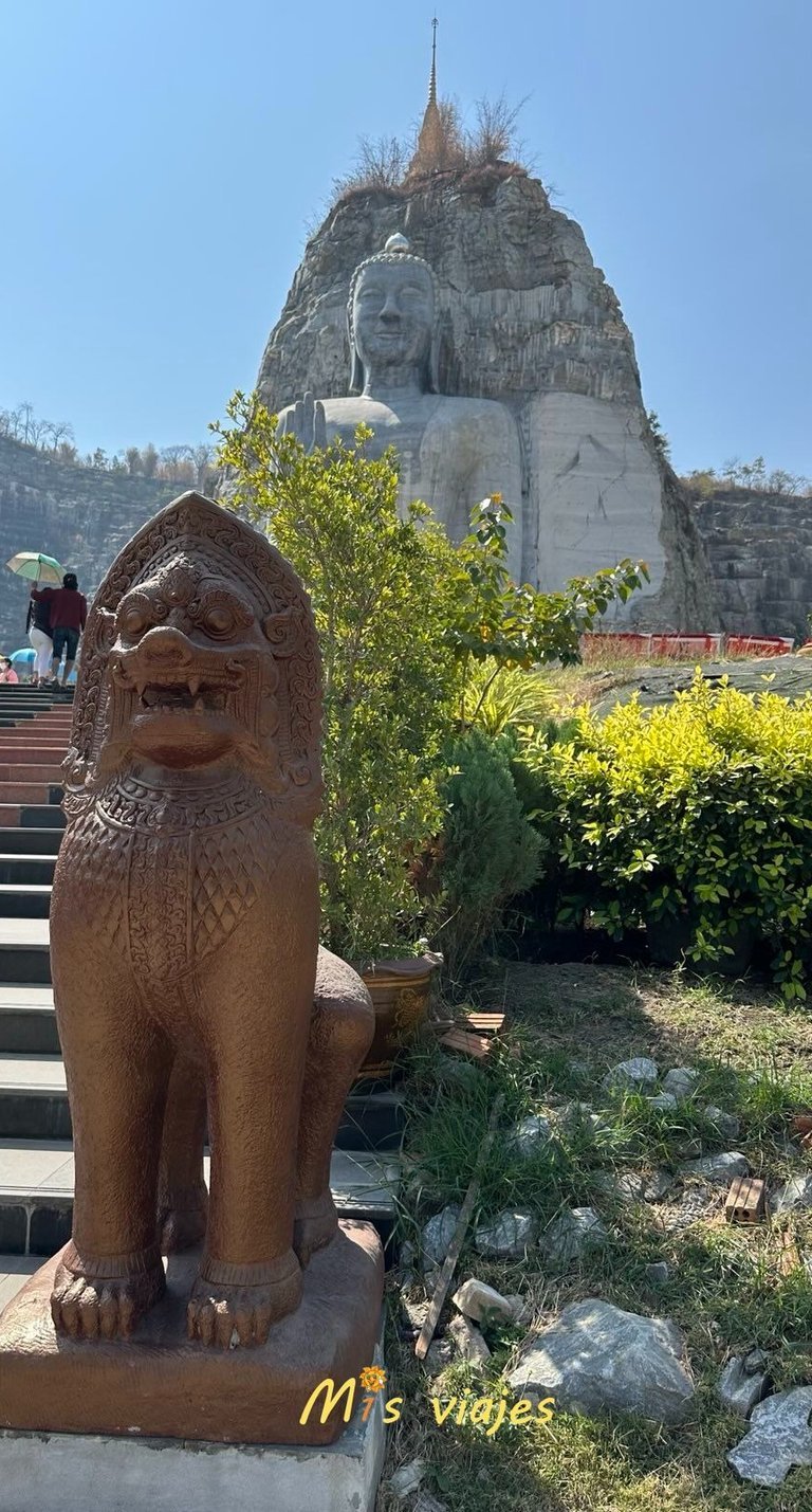 Wat Khao Tham Thiam: El Imponente Buda de U-Thong y su Paz Espiritual El guardián del Templo bajo las escaleras