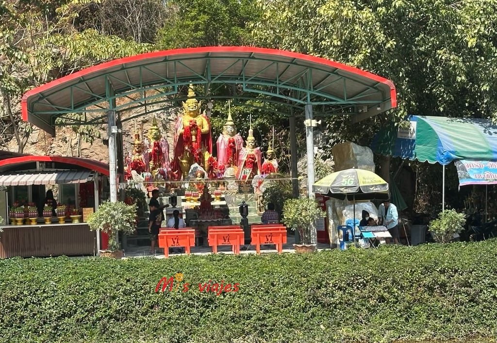 Wat Khao Tham Thiam: El Imponente Buda de U-Thong y su Paz Espiritual Cada rincón del Wat Khao Tham Thiam está preparado para la meditación