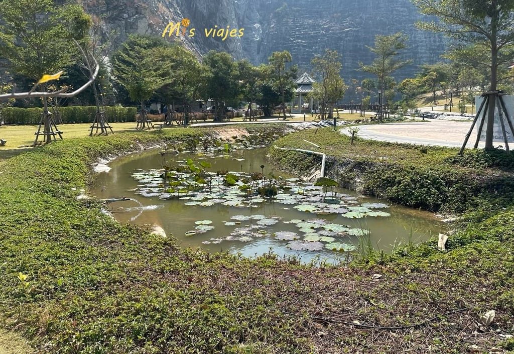 Wat Khao Tham Thiam: El Imponente Buda de U-Thong y su Paz Espiritual Bello y relajado paisaje en el Wat Khao Tham Thiam en la provincia de Suphanburi