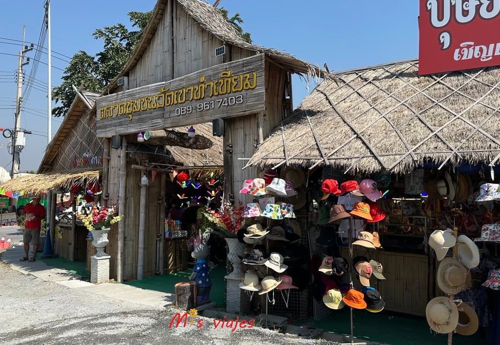 Wat Khao Tham Thiam: El Imponente Buda de U-Thong y su Paz Espiritual Entrada al mercado del entorno del Wat Khao Tham Thiam