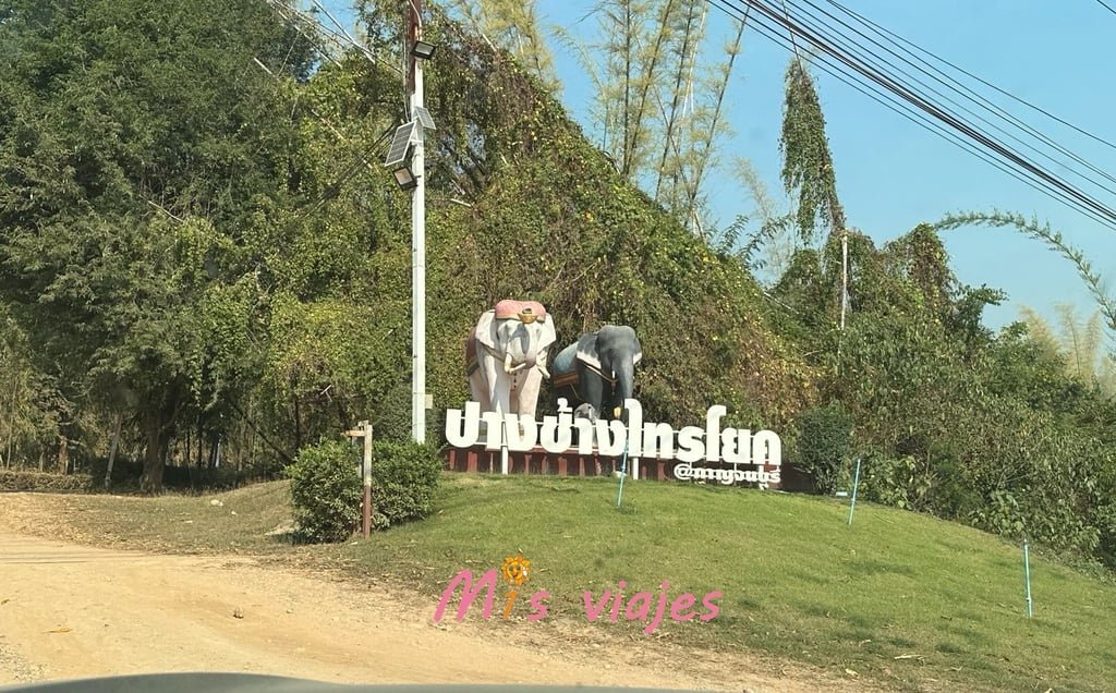 Entrada al Sai Yok Elephant Park en la provincia de Kanchanaburi