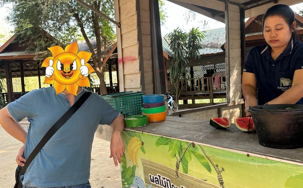 M1s Viajes comprando sandía para dar de comer a los elefantes