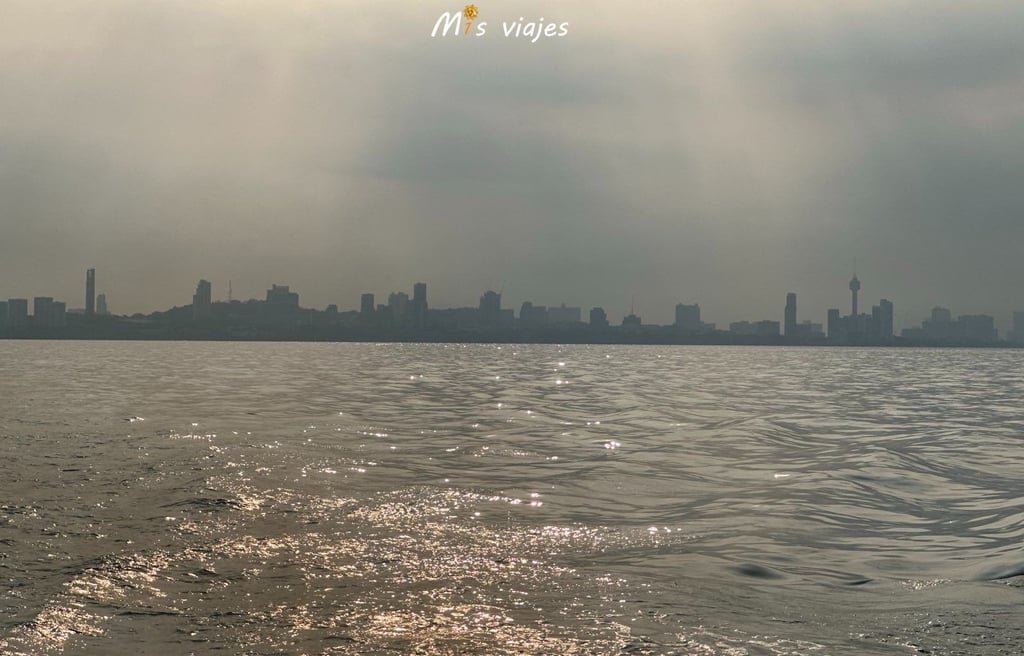 Ko Lan: La Isla Escondida de Tailandia Panorámica de Pattaya con una ligera niebla mañanera