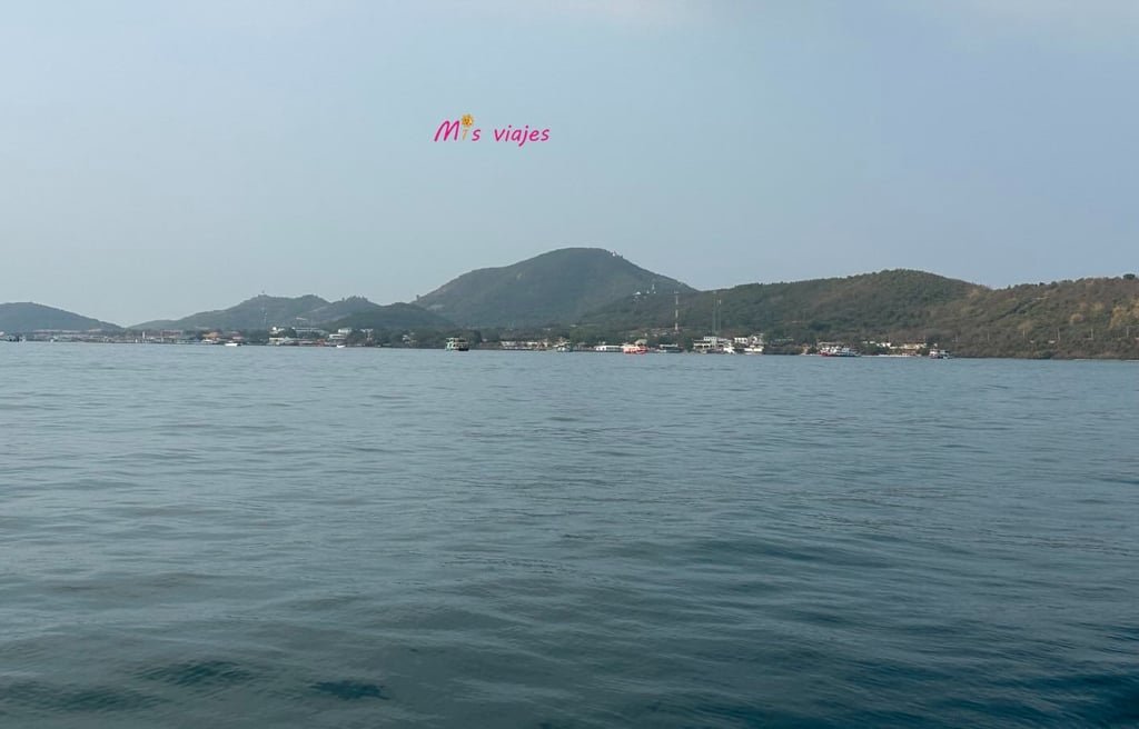 Ko Lan: La Isla Escondida de Tailandia Panorámica de Na Baan Pier en la Isla de Lan