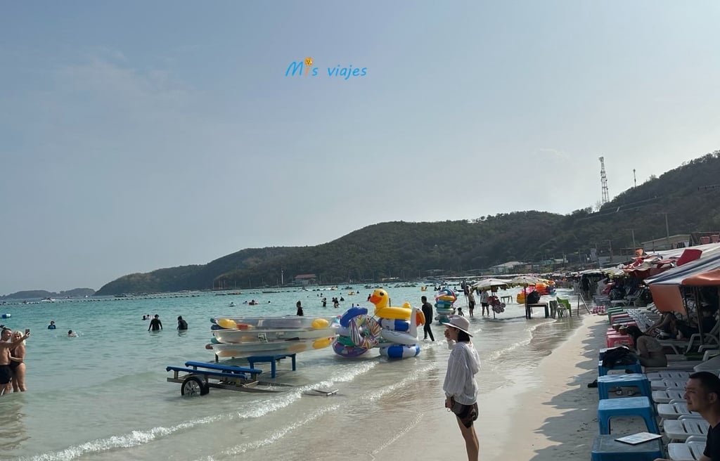 Ko Lan: La Isla Escondida de Tailandia Panorámica de Taewan Beach con la marea alta
