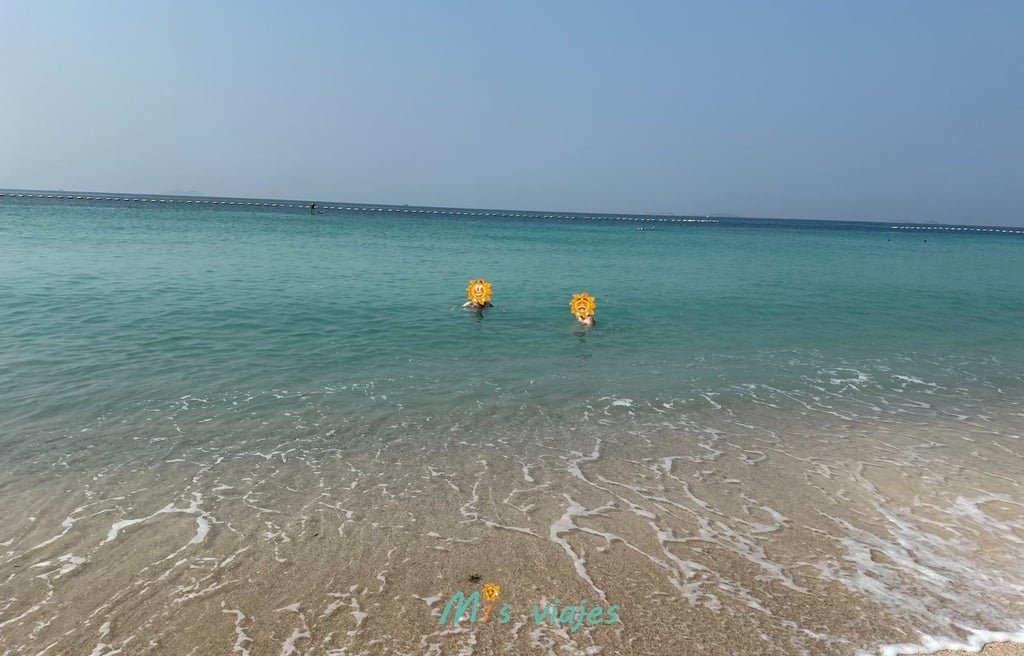 Ko Lan: La Isla Escondida de Tailandia Aguas turquesas en Samae Beach