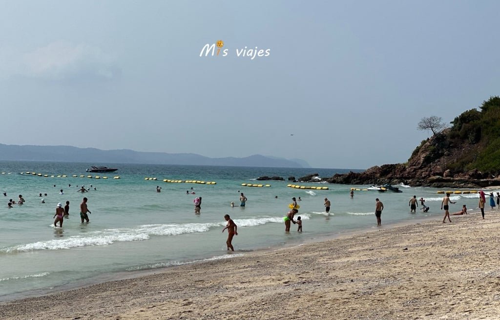 Ko Lan: La Isla Escondida de Tailandia Animada playa de Samae en Ko Lan