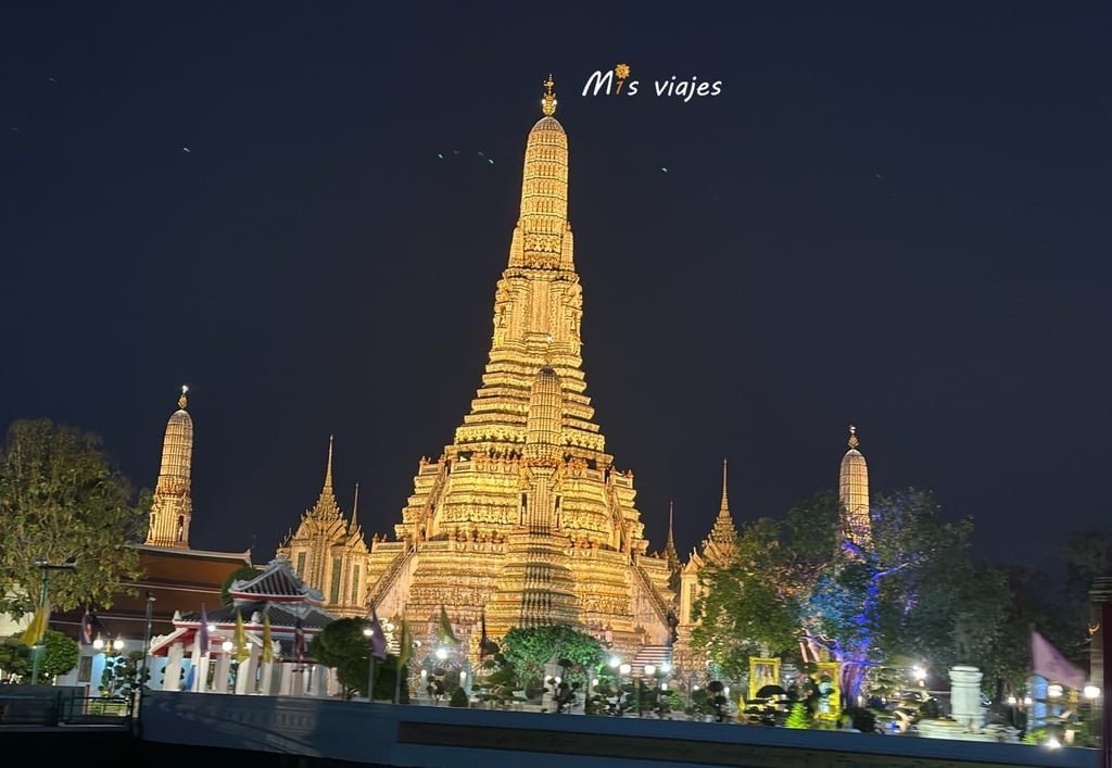 Panorámica del Wat Arun desde el río Chao Phraya en Bangkok