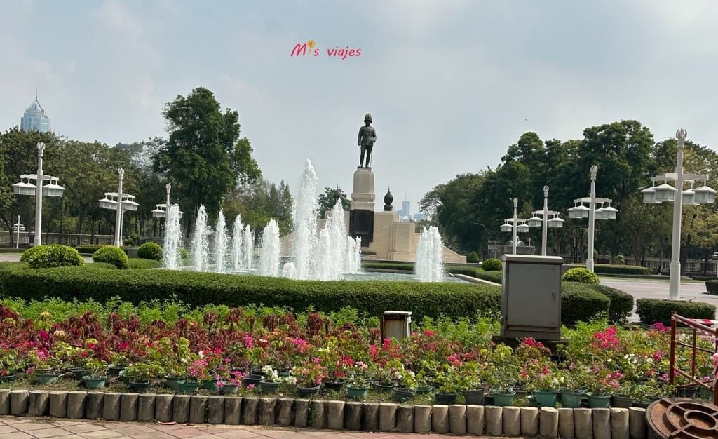 Lumphini Park: El Oasis Verde en el Corazón de Bangkok Panorámica de la entrada a Lumphini Park