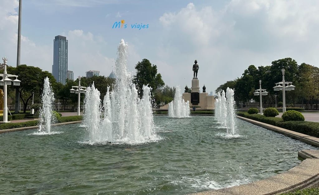 Lumphini Park: El Oasis Verde en el Corazón de Bangkok La entrada al Lumphini Park con sus chorros de agua dan sensación de paz en plena urbe