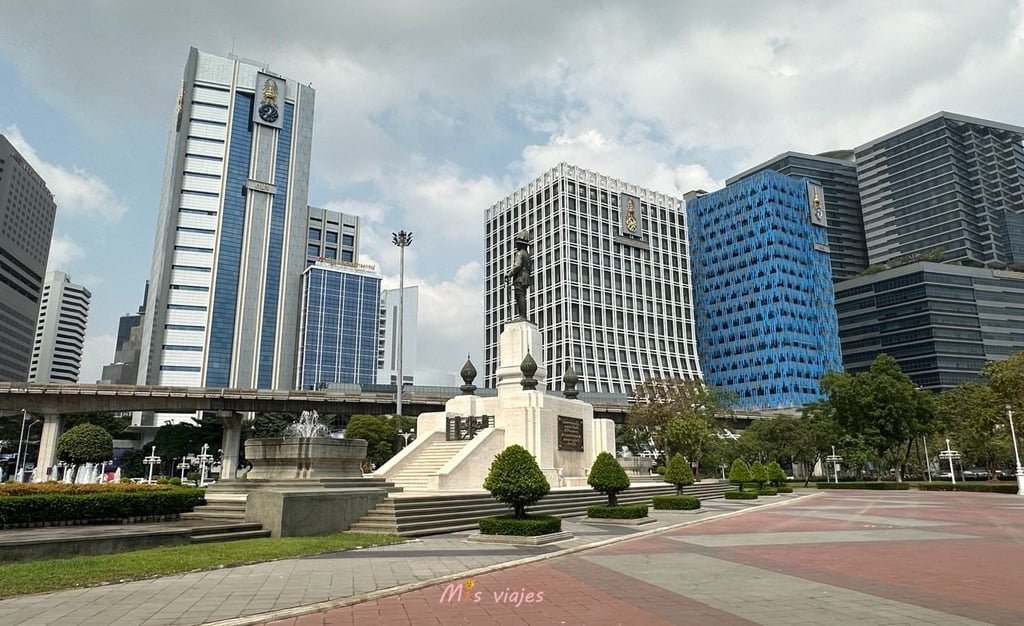 Lumphini Park: El Oasis Verde en el Corazón de Bangkok Panorámica de varios edificios que rodean al Lumphini Park