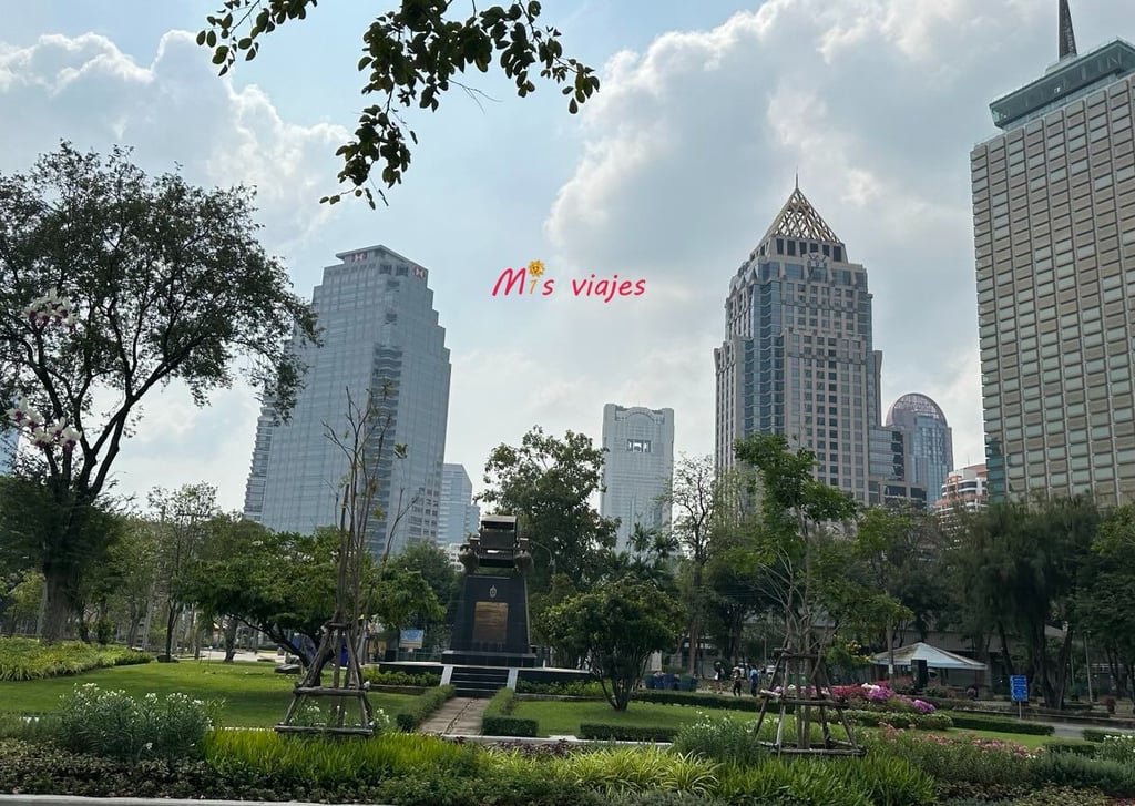 Lumphini Park: El Oasis Verde en el Corazón de Bangkok Imponentes edificios que miran hacia el Lumphini Park