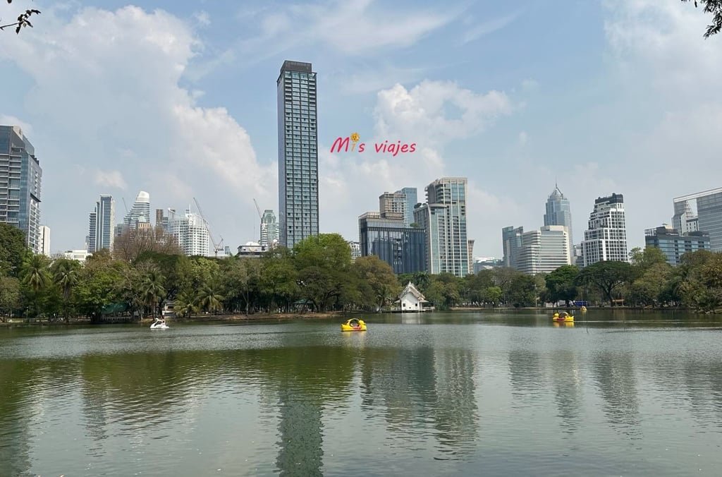 Lumphini Park: El Oasis Verde en el Corazón de Bangkok El lago del Lumphini Park y las barquitas de pedales son alicientes para visitarlo