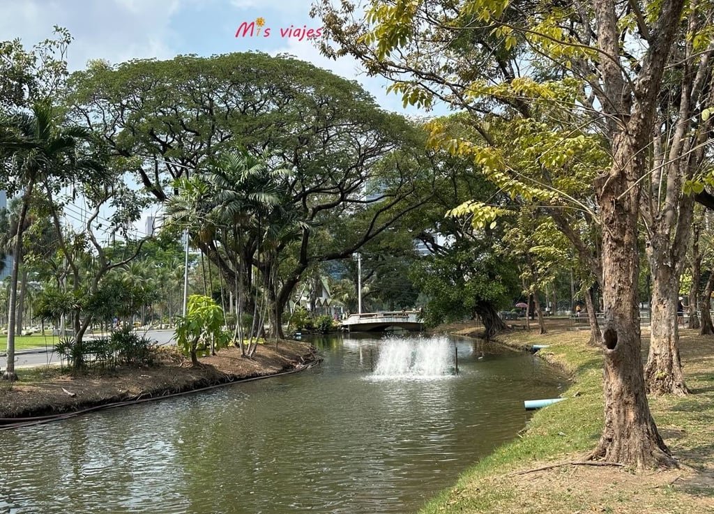 Lumphini Park: El Oasis Verde en el Corazón de Bangkok La laguna tiene unas saltos de agua artificiales que le dan una belleza particular