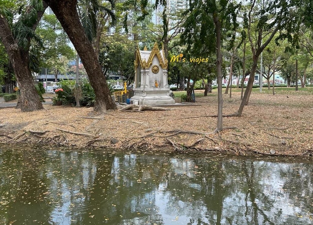 Lumphini Park: El Oasis Verde en el Corazón de Bangkok Un pequeño templo para las ofrendas también en el Lumphini Park