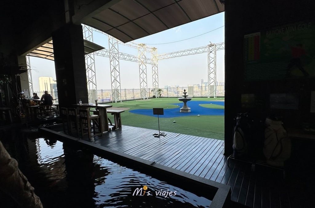Un pequeño Mini Golf con vistas a Bangkok