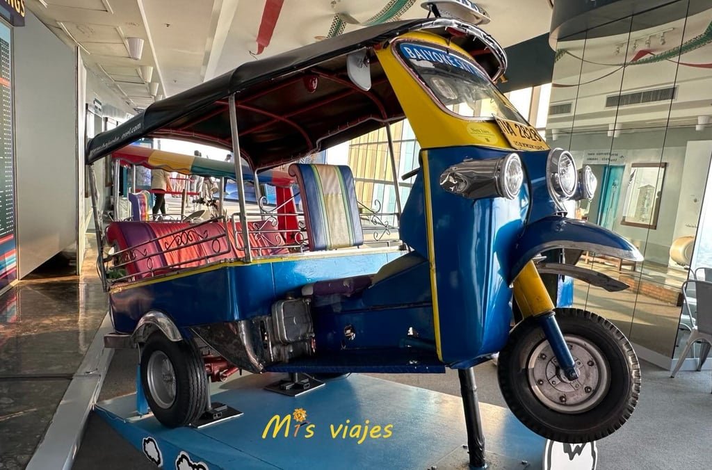 Un tuk-tuk exhibido como parte de la decoración del Baiyoke en su planta 83