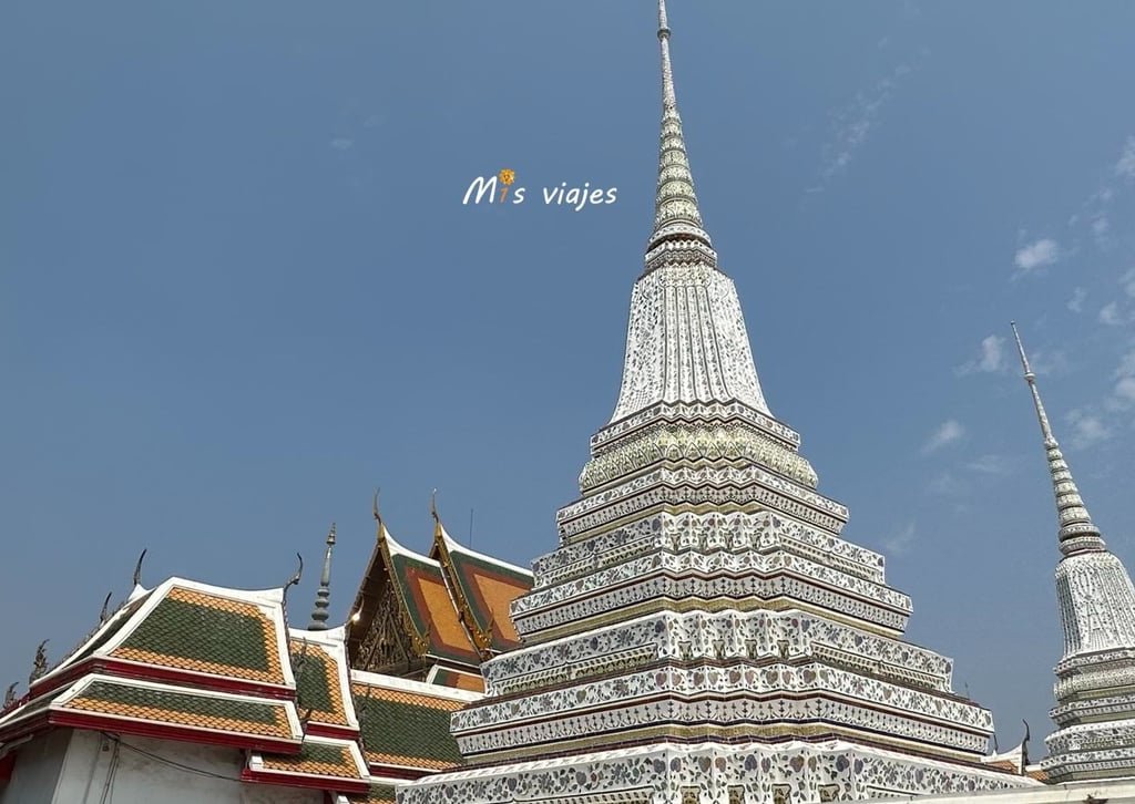 Blanquísima pagoda en el Wat Arun
