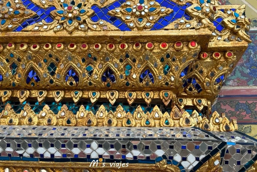 Bellos detalles en el Ubosot en el Wat Arun